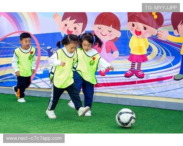 足球球星与萌娃互动温馨瞬间展现亲子情深与运动魅力