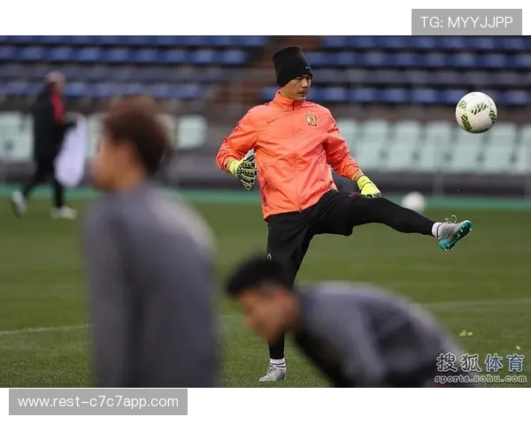 足球球星花式颠球基本功技巧解析提升球感与控球能力的训练方法