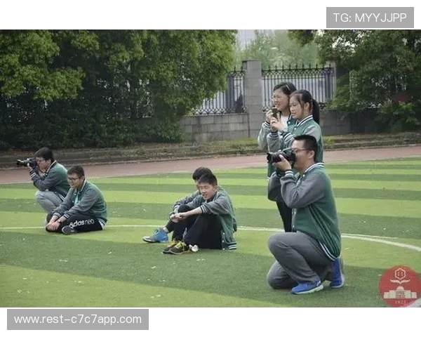 通过照片线索猜测足球明星身份，挑战你的足球记忆力与观察力